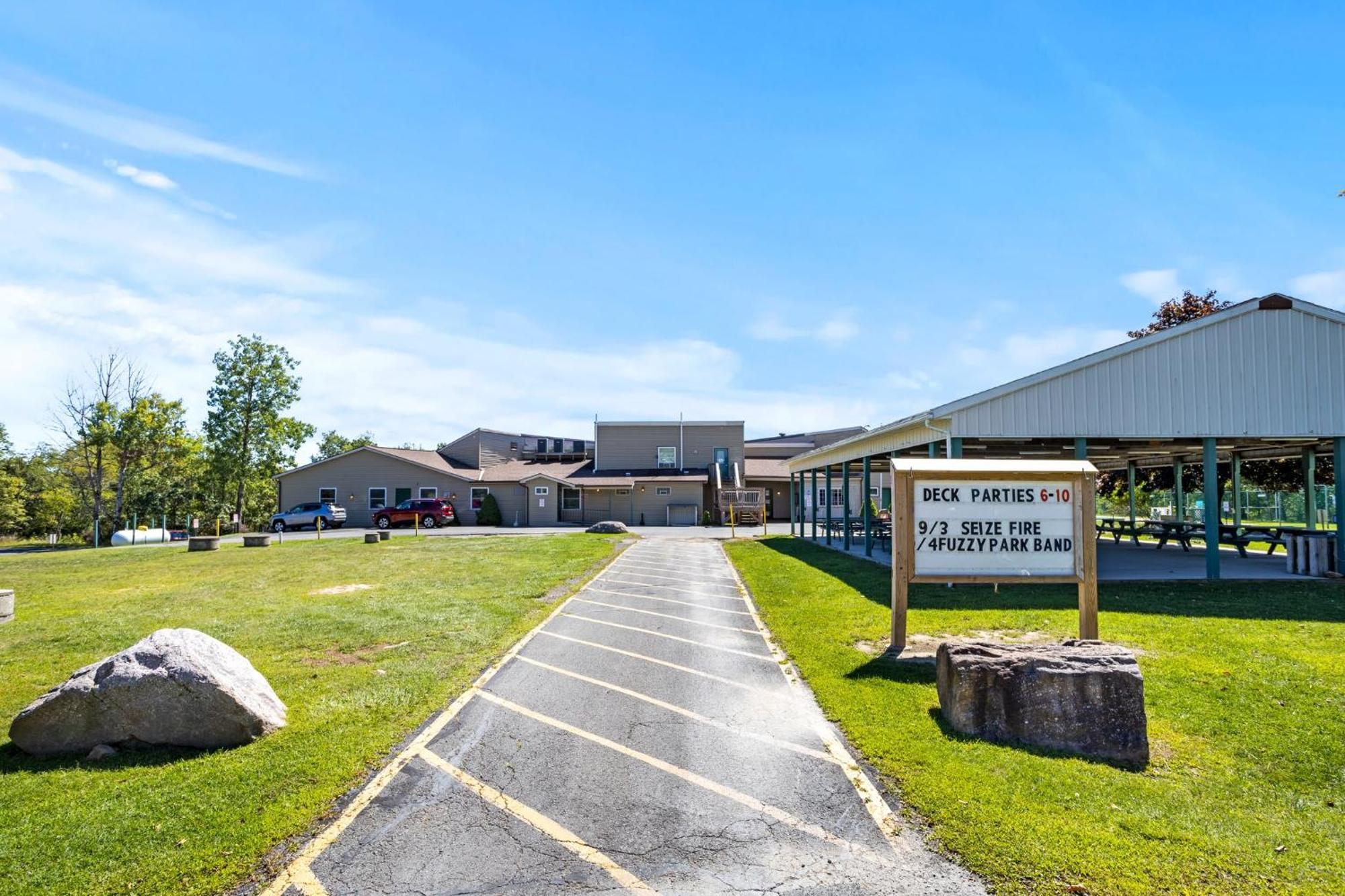 Twin 6 Bds Hot Tub Game Area And Albrightsville