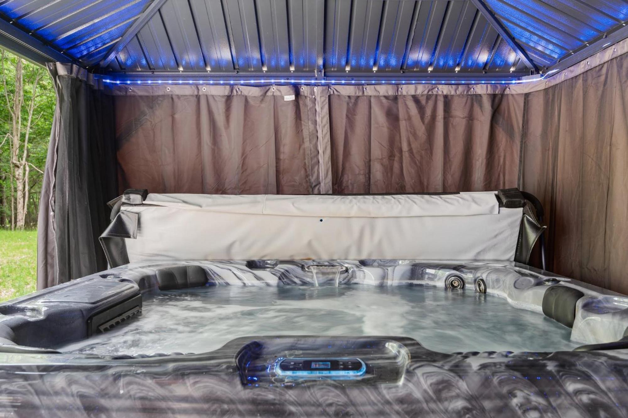 Twin 6 Bds Hot Tub Game Area And * Albrightsville