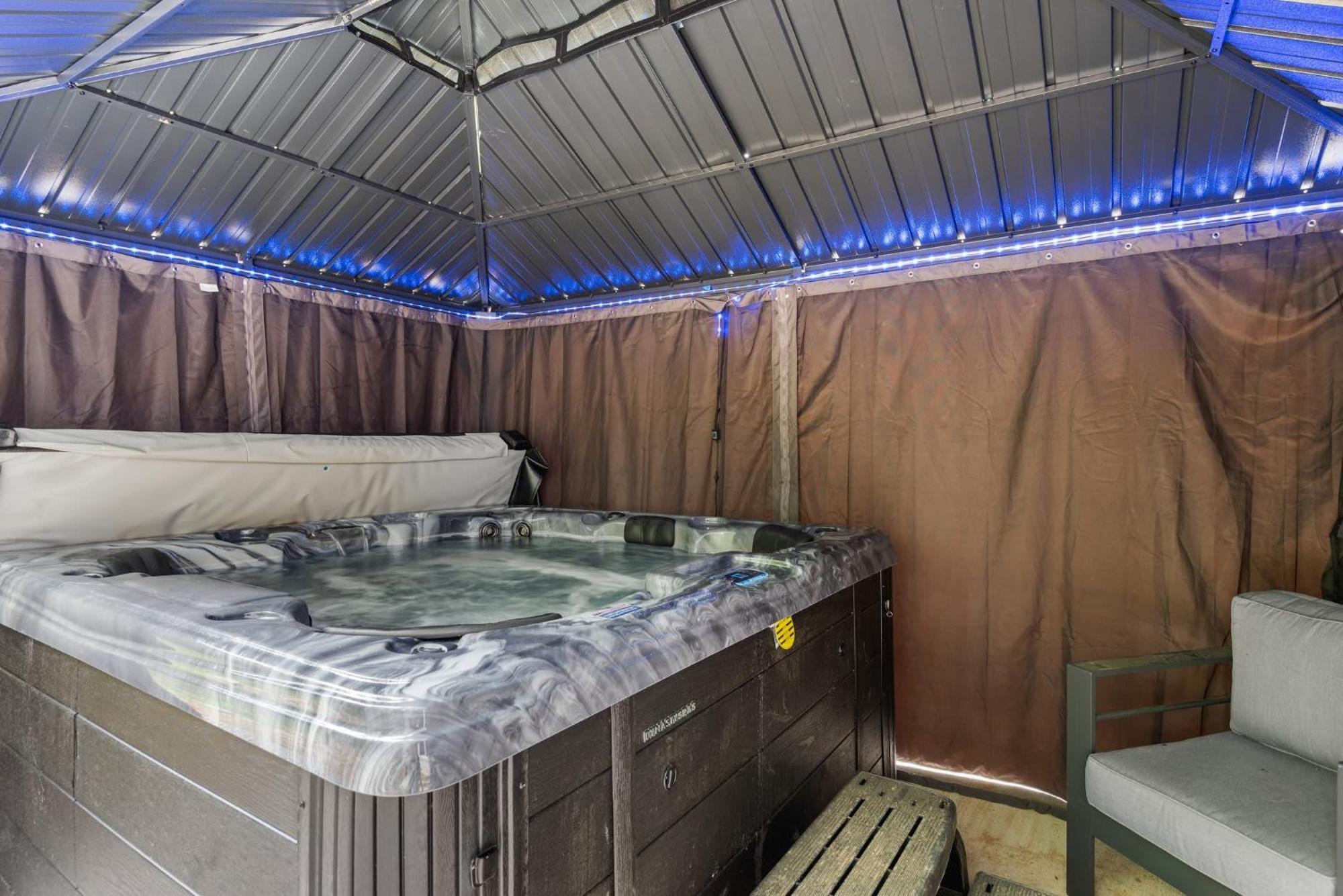 Twin 6 Bds Hot Tub Game Area And Chalet *